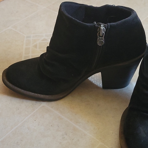 Cute ankle booties - Picture 3 of 5